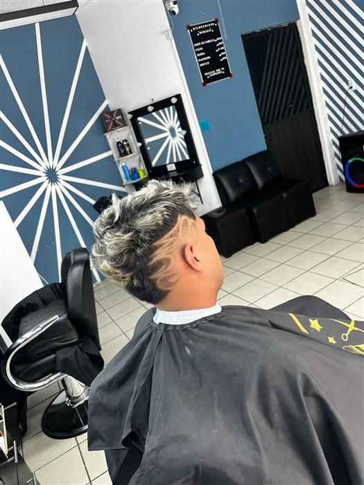 Corte con decolorado y greca en Barbería HERCALD