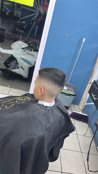 Corte fade clásico en Barbería HERCALD