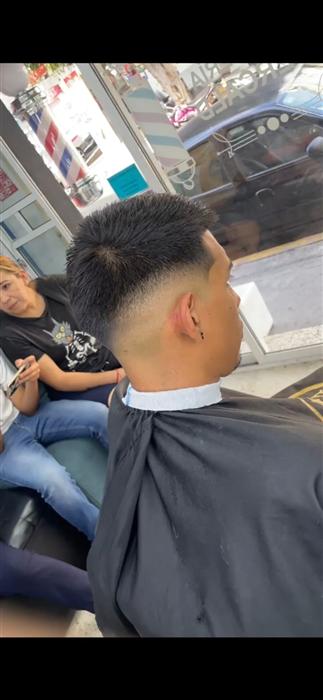 Corte fade texturizado en Barbería HERCALD