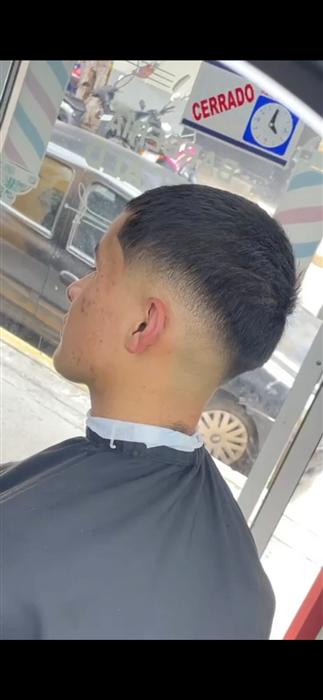 Corte low fade en Barbería HERCALD