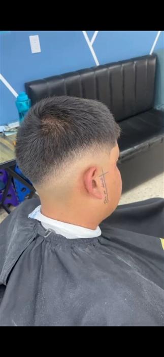 Corte mid fade en Barbería HERCALD
